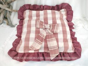Adorable coussin carreaux bordeaux avec noeud