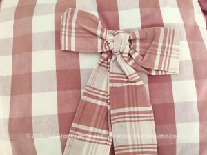Adorable coussin carreaux bordeaux avec noeud