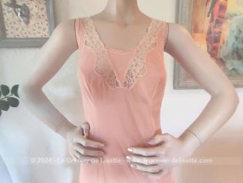 Voici un beau fond de robe, déshabillé ou chemise de nuit en polyamide couleur saumon et décoré de dentelle de Calais. Taille 40.