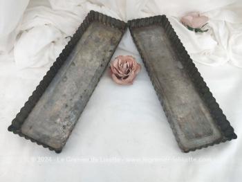 Conçu tout en longueur, voici un duo de longs moules anciens de 35 x 11 x 2.8 cm aux bords crantés et fond amovible idéal pour pâté en croute ou alors un très très long cake. Vintage et original !