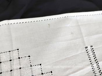 Duo de napperons vintages en coton blanc avec broderies – Image 12