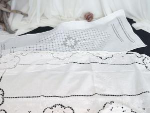 Duo de napperons vintages en coton blanc avec broderies