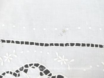 Duo de napperons vintages en coton blanc avec broderies – Image 4