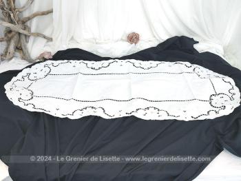 Duo de napperons vintages en coton blanc avec broderies – Image 3