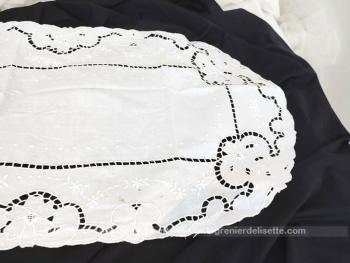 Duo de napperons vintages en coton blanc avec broderies – Image 7