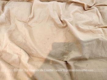 Sur 138 x 100 cm, voici un beau petit édredon vintage en plumes et duvet habillé d'un tissus en coton couleur moutarde pour petit lit ou pied de lit. Vintage et chaud, que demander de plus !