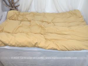 Adorable petit édredon vintage couleur moutarde plumes et duvet