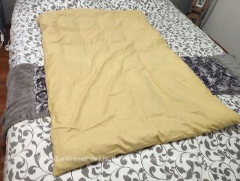 Sur 138 x 100 cm, voici un beau petit édredon vintage en plumes et duvet habillé d'un tissus en coton couleur moutarde pour petit lit ou pied de lit. Vintage et chaud, que demander de plus !