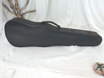 Voici un superbe et ancien étui à violon en bois noirci avec  l'intérieur entièrement habillé de velours rouge. Parfait pour une déco tendance shabby.
