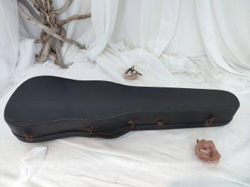 Voici un superbe et ancien étui à violon en bois noirci avec  l'intérieur entièrement habillé de velours rouge. Parfait pour une déco tendance shabby.