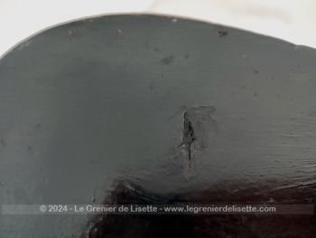 Voici un superbe et ancien étui à violon en bois noirci avec  l'intérieur entièrement habillé de velours rouge. Parfait pour une déco tendance shabby.