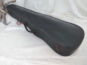 Voici un superbe et ancien étui à violon en bois noirci avec  l'intérieur entièrement habillé de velours rouge. Parfait pour une déco tendance shabby.