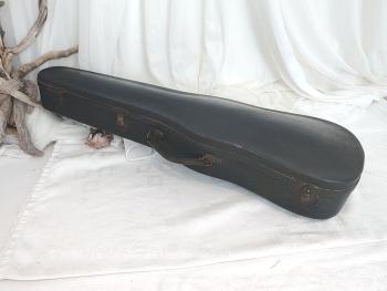 Voici un superbe et ancien étui à violon en bois noirci avec  l'intérieur entièrement habillé de velours rouge. Parfait pour une déco tendance shabby.