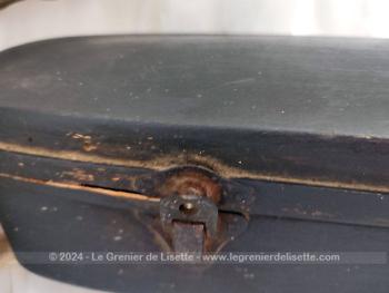 Voici un superbe et ancien étui à violon en bois noirci avec  l'intérieur entièrement habillé de velours rouge. Parfait pour une déco tendance shabby.
