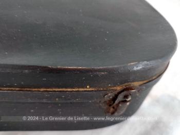Voici un superbe et ancien étui à violon en bois noirci avec  l'intérieur entièrement habillé de velours rouge. Parfait pour une déco tendance shabby.