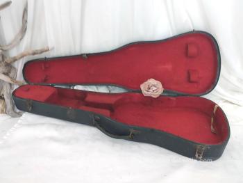 Voici un superbe et ancien étui à violon en bois noirci avec  l'intérieur entièrement habillé de velours rouge. Parfait pour une déco tendance shabby.