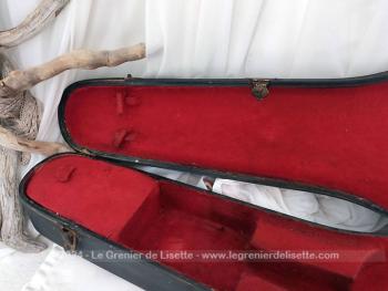 Voici un superbe et ancien étui à violon en bois noirci avec  l'intérieur entièrement habillé de velours rouge. Parfait pour une déco tendance shabby.