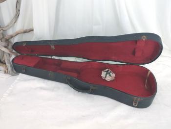 Voici un superbe et ancien étui à violon en bois noirci avec  l'intérieur entièrement habillé de velours rouge. Parfait pour une déco tendance shabby.