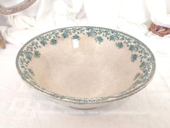 Datant du début du XX°, voici un ancien grand saladier creux sur socle de 28 cm de diamètre aux dessins bleus-vert et estampillé "Société des Établissements St Amand - céramique - modèle Jane.
