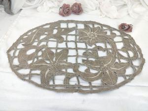 Napperon broderie Richelieu fleurs en toile