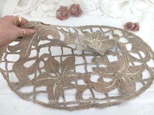 Napperon broderie Richelieu fleurs en toile