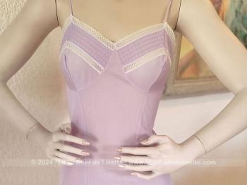 Voici un beau déshabillé, nuisette ou fond de robe, court en nylon ou polyamide couleur parme avec un large volant en et décoré de plis habillés de point de chaine.Taille 40 / 42 si petite poitrine. Superbe et vintage même la nuit !