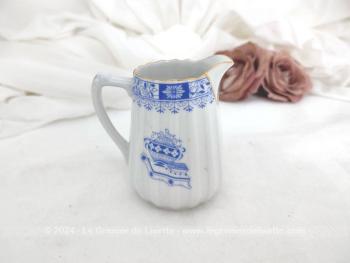 Datant du milieu du siècle dernier, voici un adorable petit pot à lait en porcelaine  allemande Seltmann Weiden Bavaria China Blau aux décors bleus et liserés dorés. Très shabby !