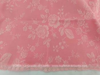 Sur 39 cm de large (avec un fine dentelle au bas) et 185 cm de long, voici un beau tour de cheminée ou petit rideau fait main en tissus à matelas, coutil rose foncé pour étagère, haut de porte ou tour de cheminée. Pièce unique.