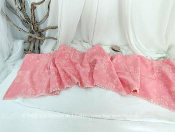 Sur 39 cm de large (avec un fine dentelle au bas) et 185 cm de long, voici un beau tour de cheminée ou petit rideau fait main en tissus à matelas, coutil rose foncé pour étagère, haut de porte ou tour de cheminée. Pièce unique.