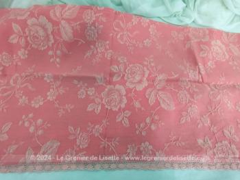 Sur 39 cm de large (avec un fine dentelle au bas) et 185 cm de long, voici un beau tour de cheminée ou petit rideau fait main en tissus à matelas, coutil rose foncé pour étagère, haut de porte ou tour de cheminée. Pièce unique.