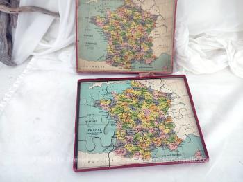 Datant des années 50/60, voici dans son ancienne boite cartonnée, un puzzle en bois représentant La France et ses départements, format 30 x 22.5 cm, imprimé par Baillac-Monrocq à Paris. 