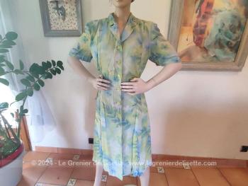 Création des Atelier GP, voici une robe chemisier mi longue en 100% viscose, avec liens sur les cotes pour nouer et ajuster la taille. Convient donc pour un 44, 46 et 48. Très aérien , dans le style des années 80/90.