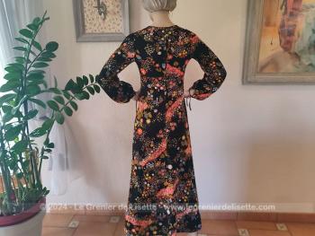 Taille 40 et de la marque Gemma, voici une belle robe longue aux manches longues et fendue sur le coté réalisée dans un tissus polyester, légèrement extensible,  dans une coupe vraiment dans les style des années 70.