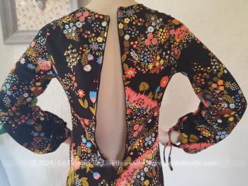 Taille 40 et de la marque Gemma, voici une belle robe longue aux manches longues et fendue sur le coté réalisée dans un tissus polyester, légèrement extensible,  dans une coupe vraiment dans les style des années 70.