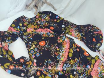 Taille 40 et de la marque Gemma, voici une belle robe longue aux manches longues et fendue sur le coté réalisée dans un tissus polyester, légèrement extensible,  dans une coupe vraiment dans les style des années 70.