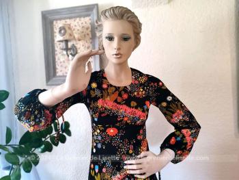 Taille 40 et de la marque Gemma, voici une belle robe longue aux manches longues et fendue sur le coté réalisée dans un tissus polyester, légèrement extensible,  dans une coupe vraiment dans les style des années 70.