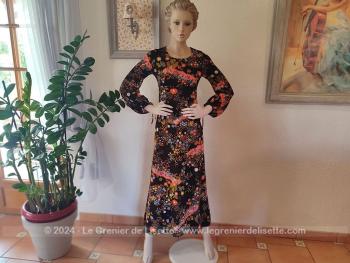Taille 40 et de la marque Gemma, voici une belle robe longue aux manches longues et fendue sur le coté réalisée dans un tissus polyester, légèrement extensible,  dans une coupe vraiment dans les style des années 70.