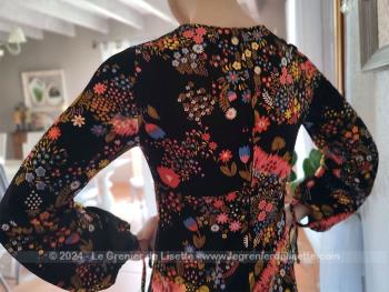 Taille 40 et de la marque Gemma, voici une belle robe longue aux manches longues et fendue sur le coté réalisée dans un tissus polyester, légèrement extensible,  dans une coupe vraiment dans les style des années 70.