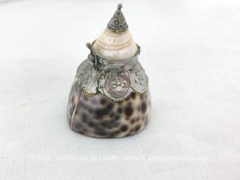 Adorable petite boite à tabac, à chapelet composée d'un socle réalisé à partir d'un coquillage décoré de métal ouvragé et habillé d'un couvercle en coquillage aussi et surmonté d'un décor métallique. Socle en résine.
