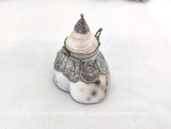 Adorable petite boite à tabac, à chapelet composée d'un socle réalisé à partir d'un coquillage décoré de métal ouvragé et habillé d'un couvercle en coquillage aussi et surmonté d'un décor métallique. Socle en résine.