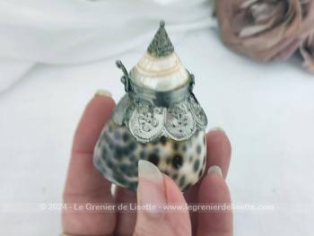 Adorable petite boite à tabac, à chapelet composée d'un socle réalisé à partir d'un coquillage décoré de métal ouvragé et habillé d'un couvercle en coquillage aussi et surmonté d'un décor métallique. Socle en résine.