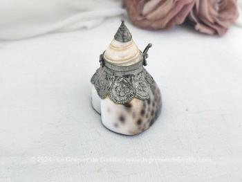 Adorable petite boite à tabac, à chapelet composée d'un socle réalisé à partir d'un coquillage décoré de métal ouvragé et habillé d'un couvercle en coquillage aussi et surmonté d'un décor métallique. Socle en résine.