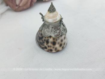 Adorable petite boite à tabac, à chapelet composée d'un socle réalisé à partir d'un coquillage décoré de métal ouvragé et habillé d'un couvercle en coquillage aussi et surmonté d'un décor métallique. Socle en résine.