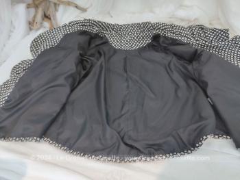 En taille 40, voici une belle veste-manteau court taille avec beaucoup d'ampleur pour un véritable look dans le style des années 50, de la marque 