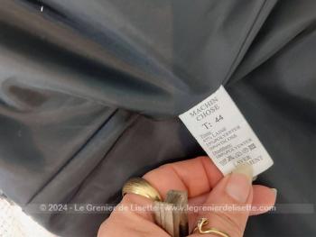 En taille 40, voici une belle veste-manteau court taille avec beaucoup d'ampleur pour un véritable look dans le style des années 50, de la marque 