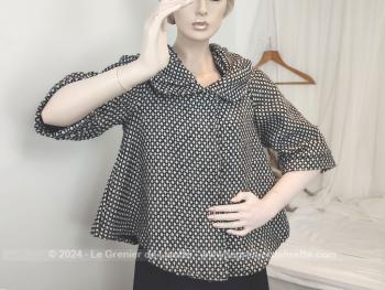 En taille 40, voici une belle veste-manteau court taille avec beaucoup d'ampleur pour un véritable look dans le style des années 50, de la marque 