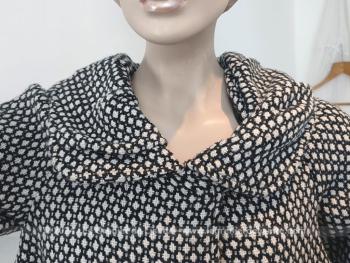 En taille 40, voici une belle veste-manteau court taille avec beaucoup d'ampleur pour un véritable look dans le style des années 50, de la marque 