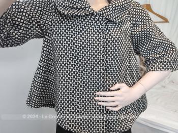 En taille 40, voici une belle veste-manteau court taille avec beaucoup d'ampleur pour un véritable look dans le style des années 50, de la marque 