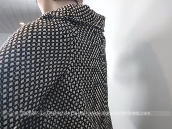 En taille 40, voici une belle veste-manteau court taille avec beaucoup d'ampleur pour un véritable look dans le style des années 50, de la marque 