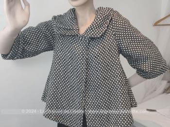 En taille 40, voici une belle veste-manteau court taille avec beaucoup d'ampleur pour un véritable look dans le style des années 50, de la marque 